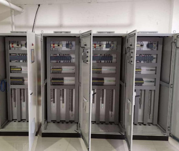 “為PLC控制柜安排合理的接線能夠使柜體更加美觀。”